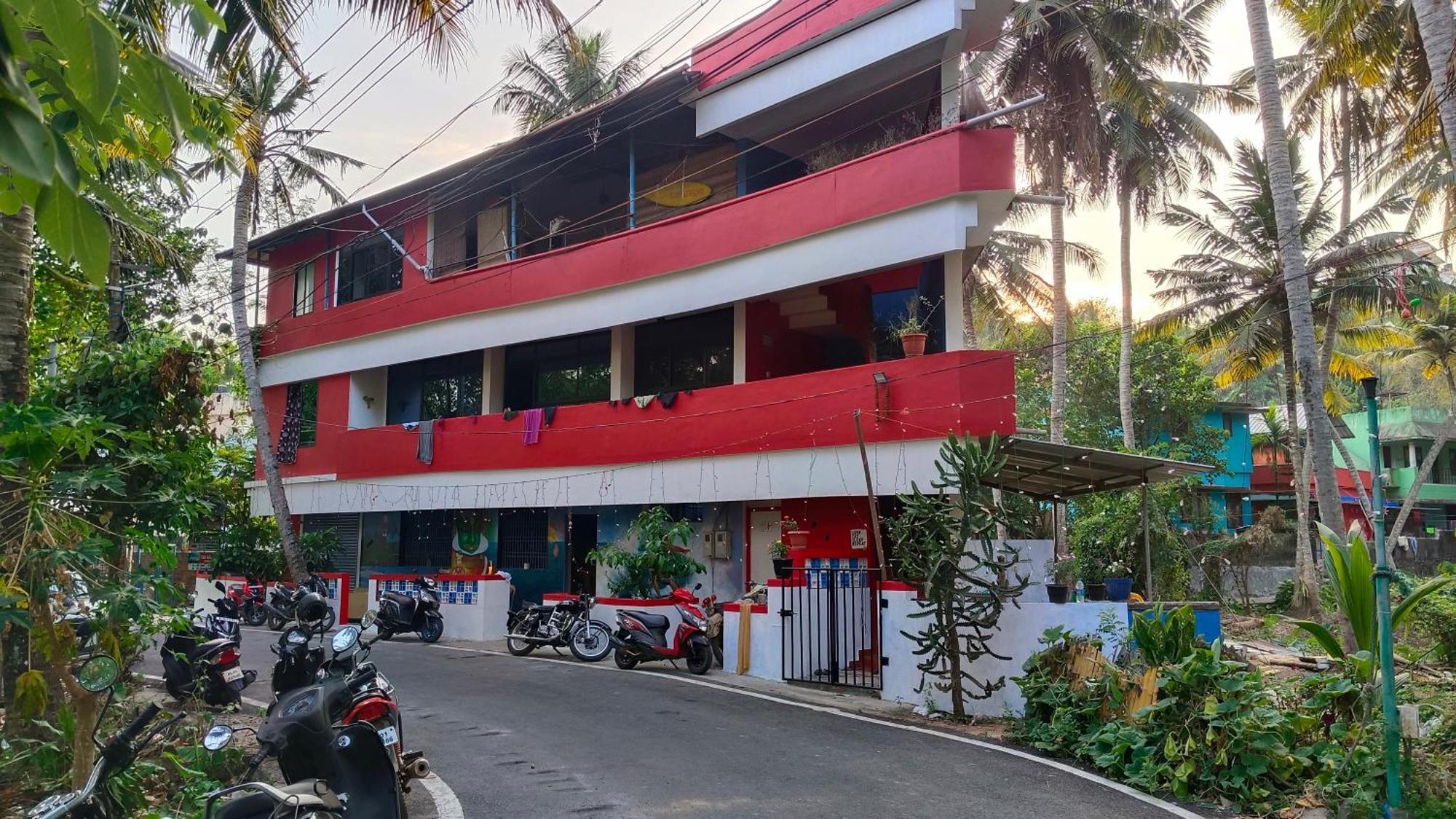 Homestay Abhi's Cafe Avaduthura
